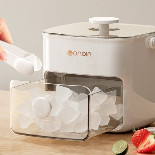Portable silicone ice cube mold with snap-on lid