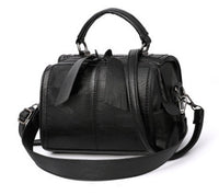 Elegant one-shoulder handbag in soft leather with gold-tone hardware