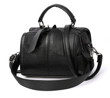 Elegant one-shoulder handbag in soft leather with gold-tone hardware — view 3