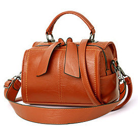 Elegant one-shoulder handbag in soft leather with gold-tone hardware — view 4