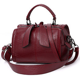 Elegant one-shoulder handbag in soft leather with gold-tone hardware — view 7