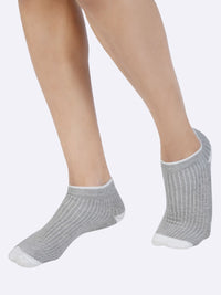 Soft and high-quality ribbed ankle socks for comfort all day long.