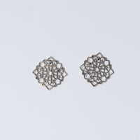 Cutwork Pattern Earrings-4