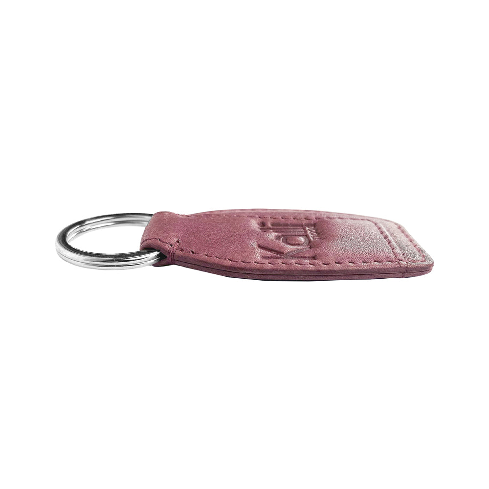K10753NB | Portachiavi in Vera Pelle pieno fiore, con leggera grana. Colore Malva. Anello Nickel Lucido. Dimensioni totali: cm 3,5 x 9 x 0,5. Confezione: Gift Box rigido fondo/coperchio
