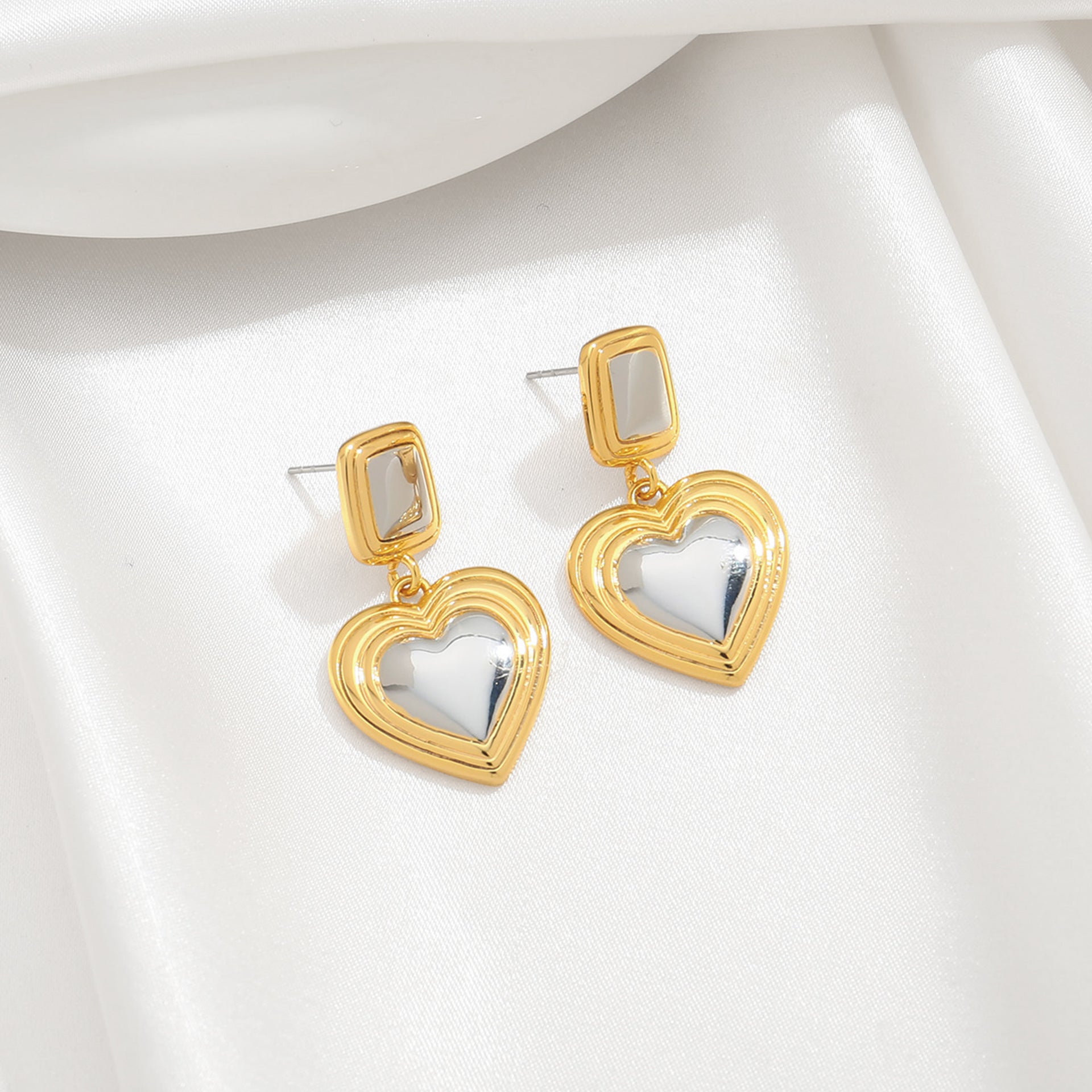 Light luxury fashion two tone earrings with a high-end feel, heart-shaped earrings with a heart shape, retro palace style peach heart earrings