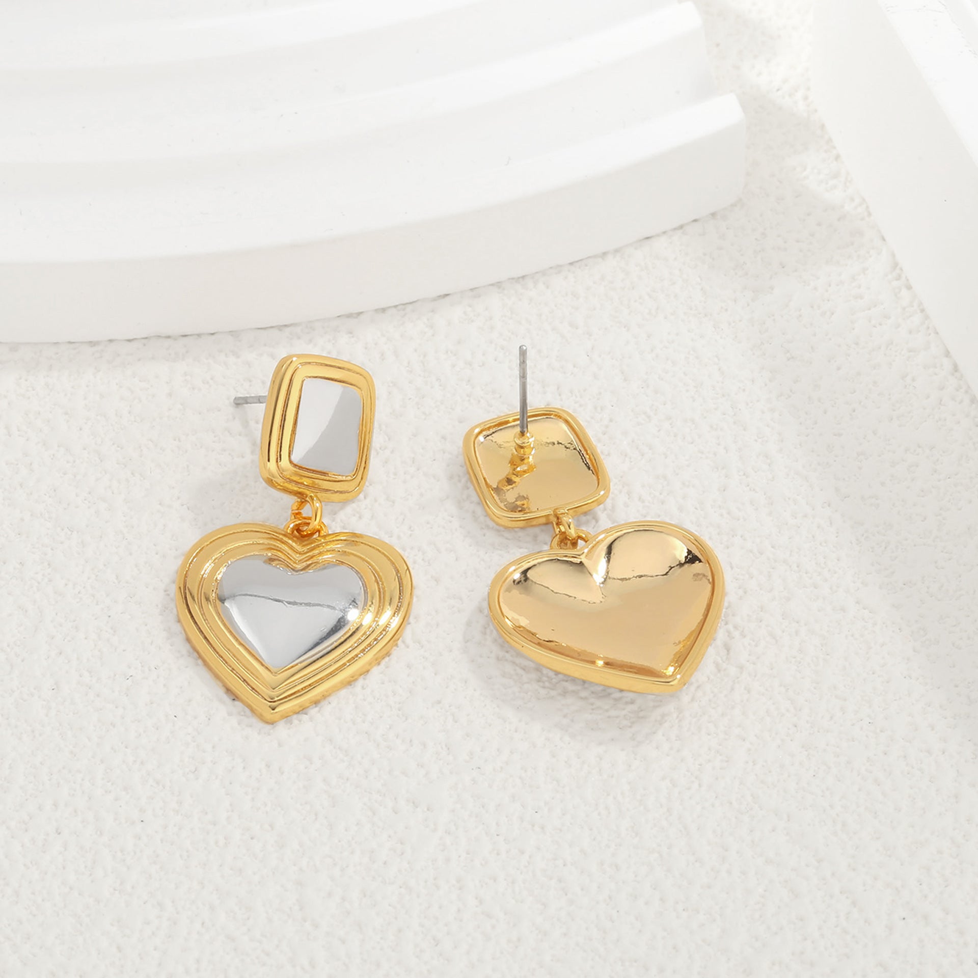 Light luxury fashion two tone earrings with a high-end feel, heart-shaped earrings with a heart shape, retro palace style peach heart earrings