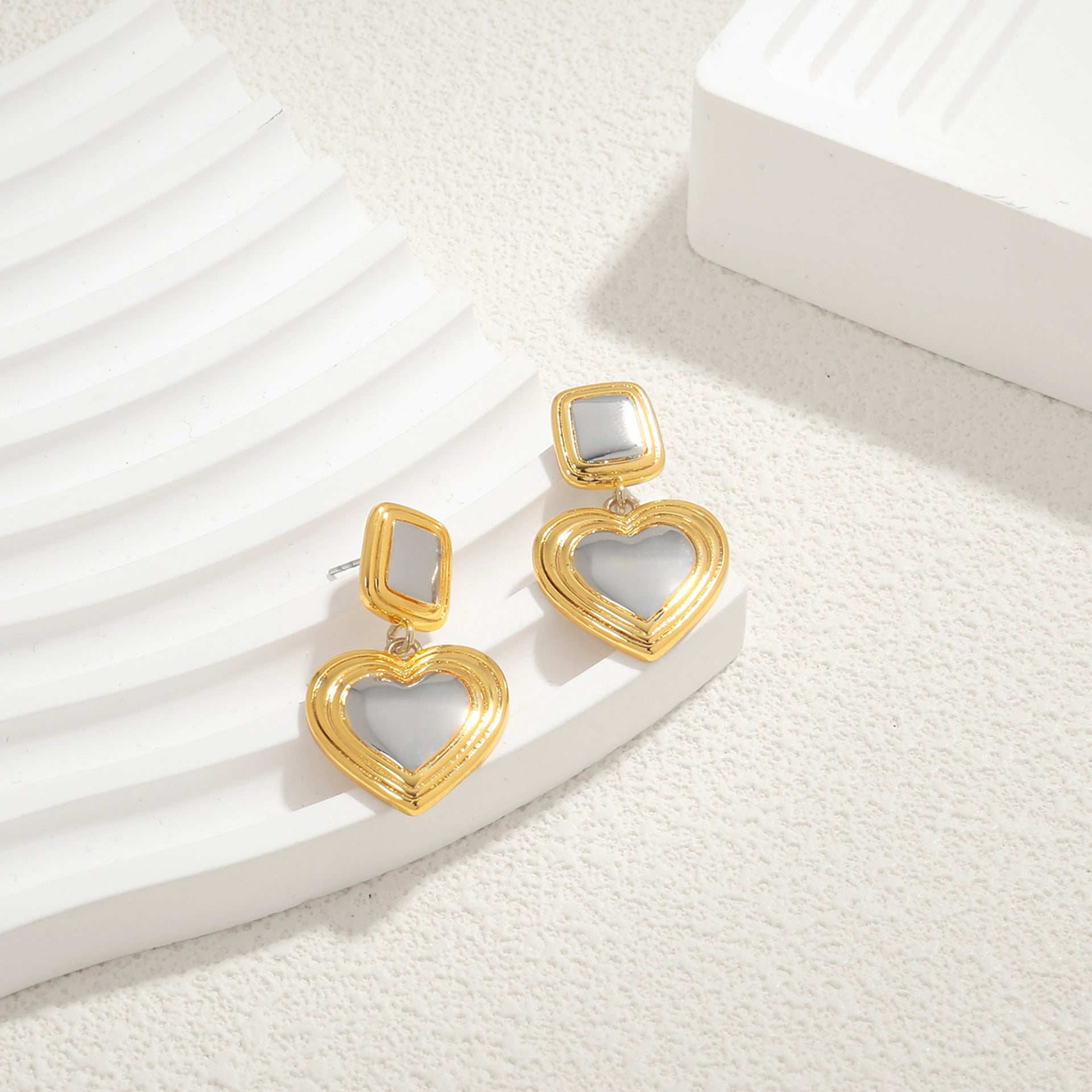 Light luxury fashion two tone earrings with a high-end feel, heart-shaped earrings with a heart shape, retro palace style peach heart earrings