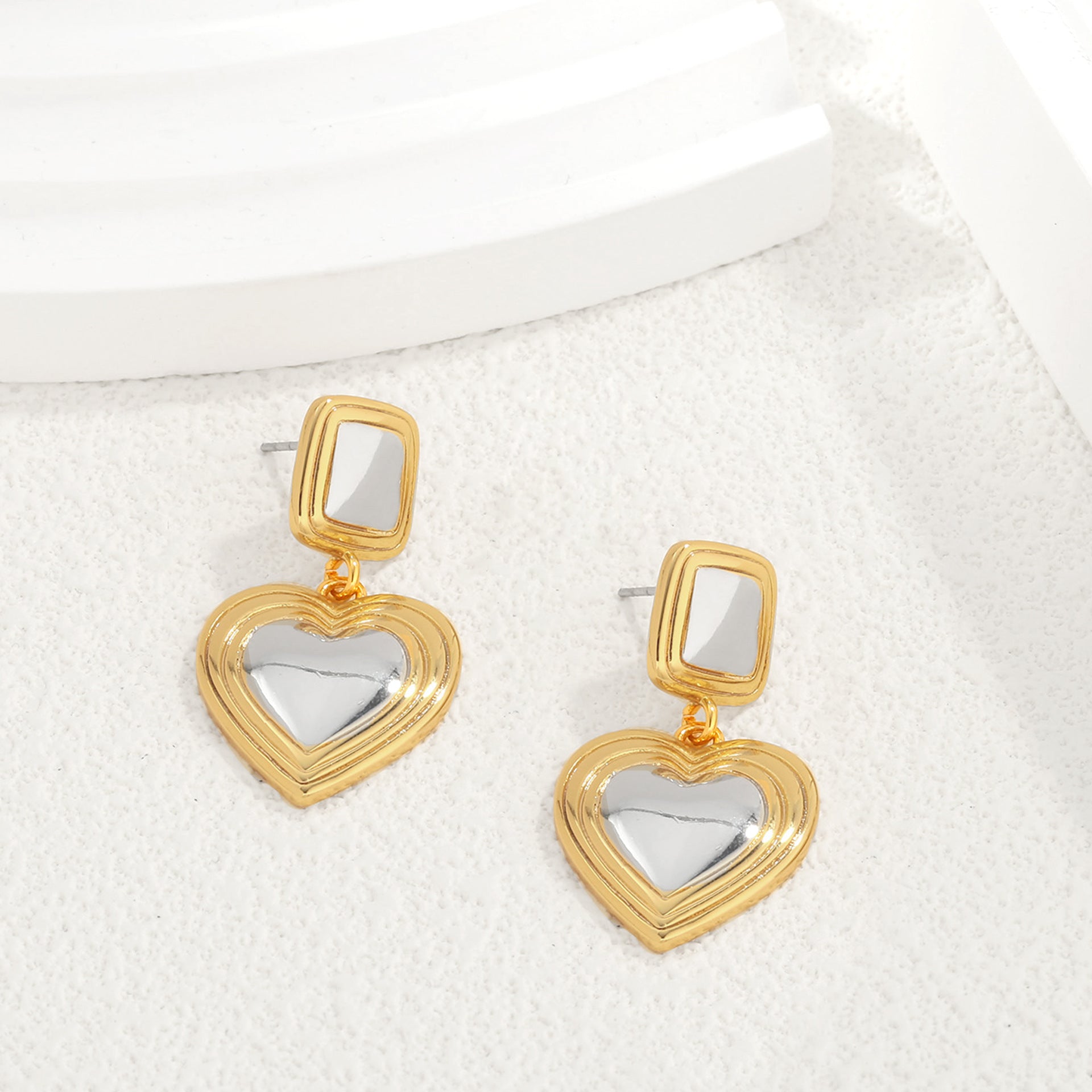 Light luxury fashion two tone earrings with a high-end feel, heart-shaped earrings with a heart shape, retro palace style peach heart earrings
